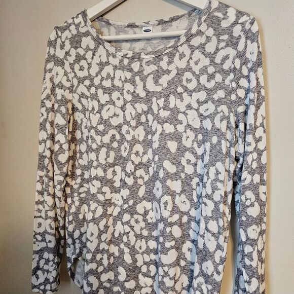 Old Navy Top Long Sleeve Gray White Leopard Print Business Casual Neutral Animal - Picture 2 of 7